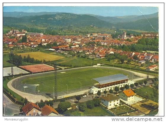 01) FL) BELLEY, Le STADE ET LA VILLE, CPSM 150X105 Ed J Cellard - Belley