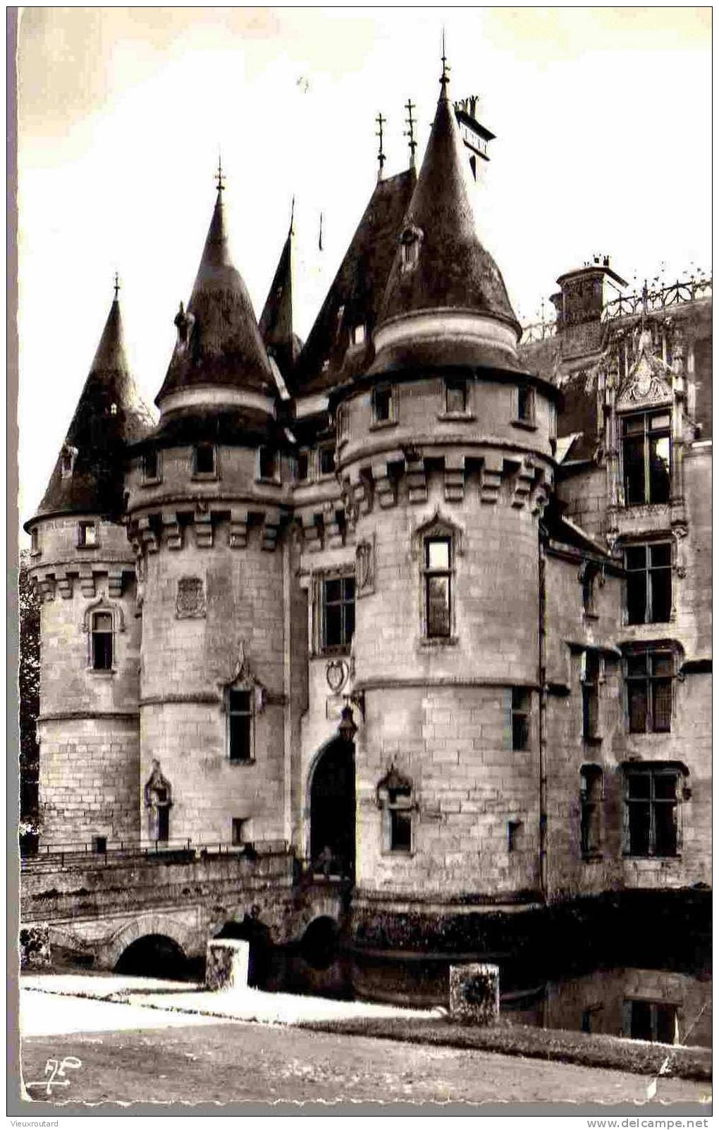 CPA. VIGNY. LE CHATEAU ENTREE PRINCIPALE. - Vigny