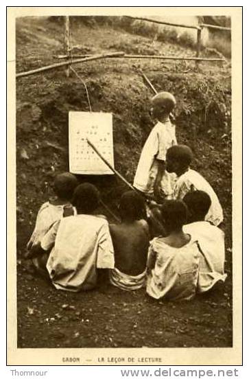 GABON  -  LA LECON DE LECTURE   TOP    ( Petite Déchirure  Haut Gauche ) - Gabon