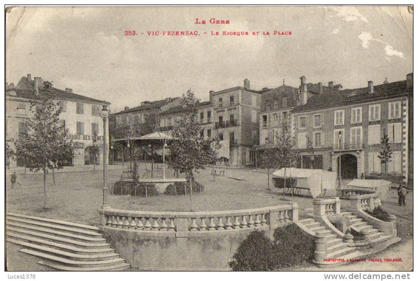 32 / VIC FEZENSAC / LE KIOSQUE ET LA PLACE - Vic-Fezensac