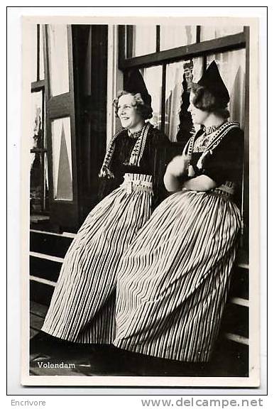 Cpsm VOLENDAM 2 Jeunes Femmes En Tenue Folklorique -jb Zwarthoed - Volendam