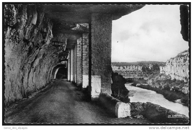 07 - Ardèche, RUOMS, Les Défilés, Route Taillée Dans Le Rocher, CPSM 9x14, Voyagé En 1966 - Ruoms