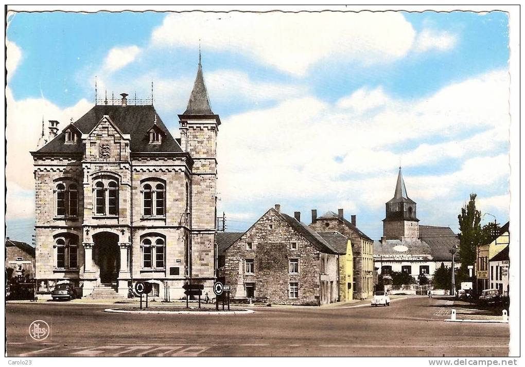 WELLIN  :    L'  EGLISE    ET  L '  HOTEL  DE  VILLE   -     AVEC 2 OLDTIMERS - Wellin