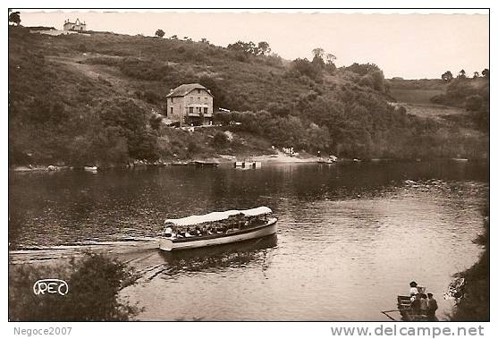 Crozant : Le Restaurant Du Lac , Animée, Navette Du Lac Et Personnages Sur Barque - Restaurants