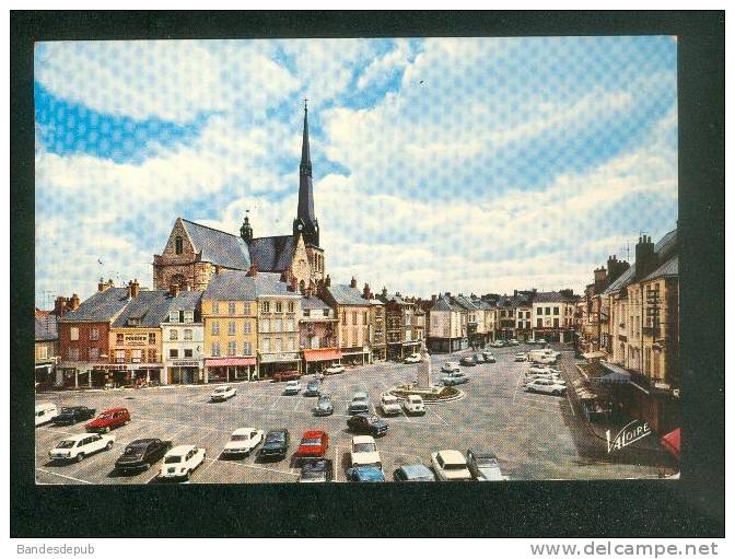 CPSM - Pithiviers (45) - Place Du Martroi Et église Saint Salomon Saint Grégoire ( Automobile Début Années 1970 VALOIRE) - Pithiviers