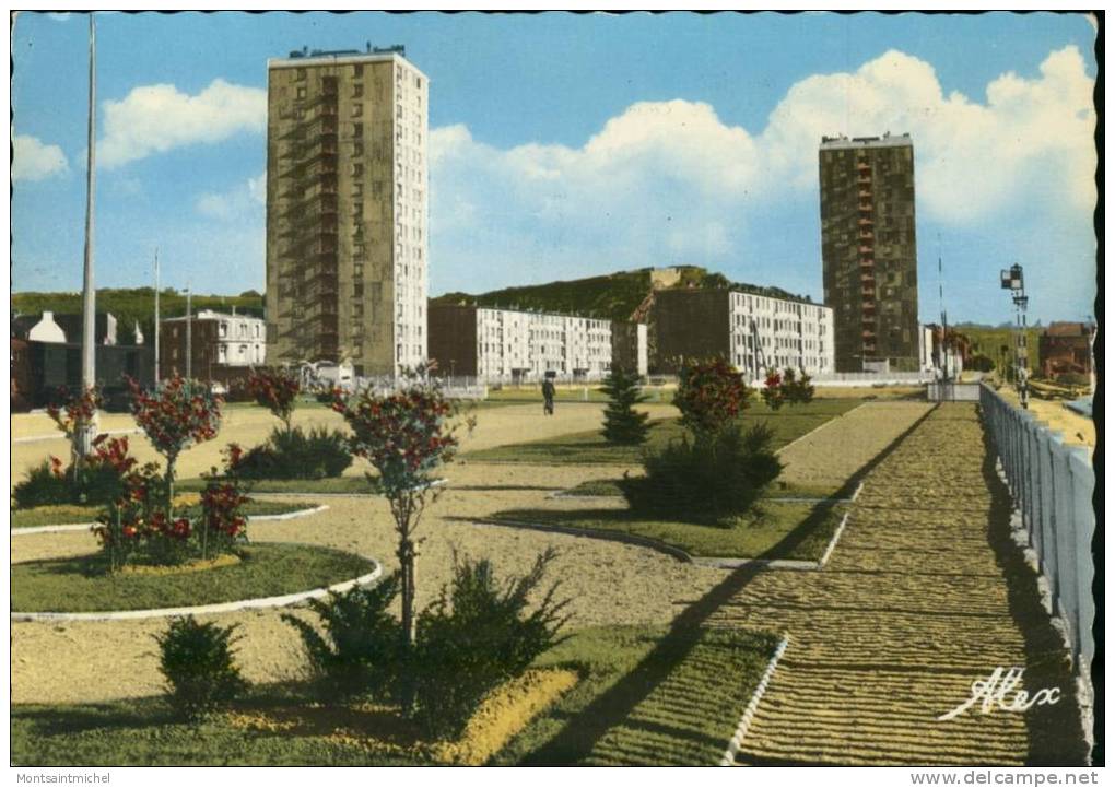Cherbourg Manche 50. Les H.L.M. De La Cité Du Casino. Sncf, Carré Mécanique Et Passage à Niveau. - Cherbourg