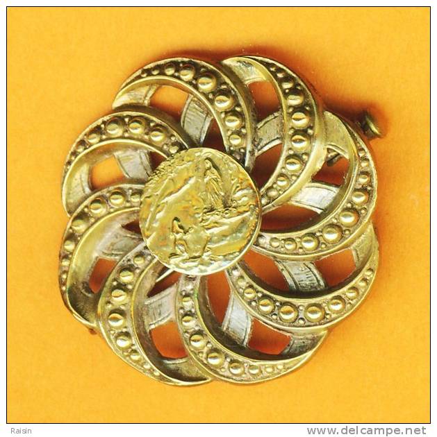 Broche  Rosace   Début  20e  Siècle  Métal   Doré Avec Médaillon Notre Dame De Lourdes  TBE - Broches