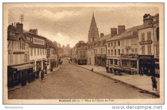 Cpa Breteuil , Place De L´ Hotel De Ville , Commerces : Pharmacie , Garage Renault , Hôtel ....  (60) Carte Taxée - Breteuil