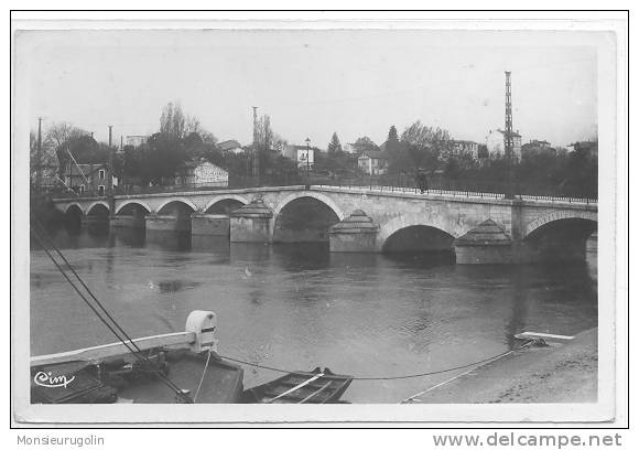 16 ) FL) CHATEAUNEUF SUR CHARENTE, Le  Pont Sur La Charente (style Ancien) CPSM 9x14 Combier édit - Chateauneuf Sur Charente