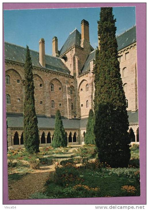 SOLESMES - Abbaye Saint-Pierre - Le Nouveau Cloître Et La Tour Du Nord-Est. Scans Recto/verso - Solesmes