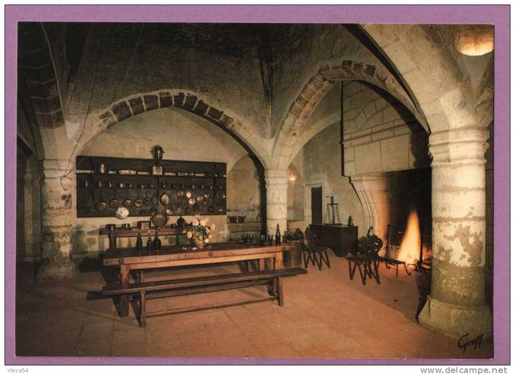 MONTREUIL - BELLAY : Le Château - Cuisine à Foyer Central (époque Gothique). Carte Non Circulée - Montreuil Bellay