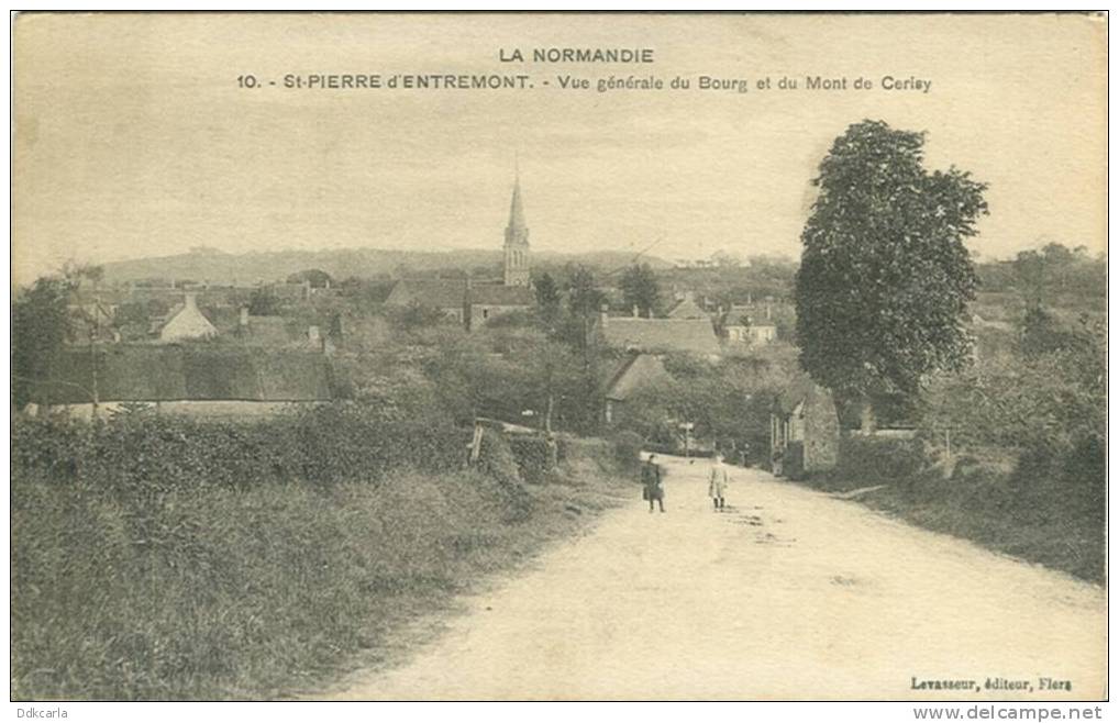 St. Pierre D'Entremont - Vue Générale Du Bourg Et Du Mont De Cerisy - Animée - Saint-Pierre-d'Entremont