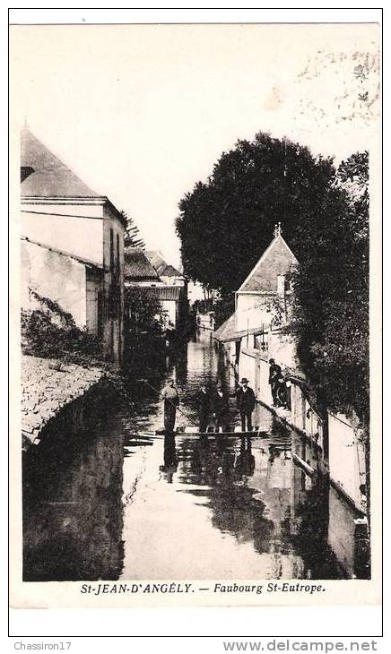 17 - SAINT-JEAN-d´ANGELY - Faubourg St-Eutrope -  (hommes Dans Une Barque) - Saint-Jean-d'Angely