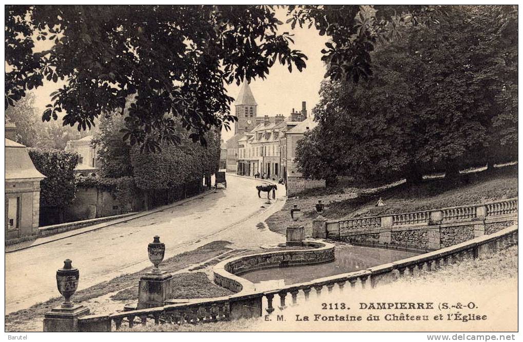 DAMPIERRE - La Fontaine Du Château Et L´Eglise - Dampierre En Yvelines