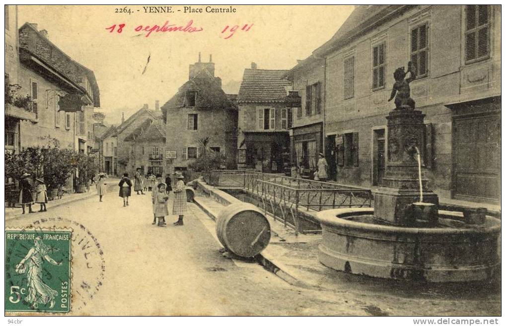 CPA (73)   YENNE     Place Centrale - Yenne