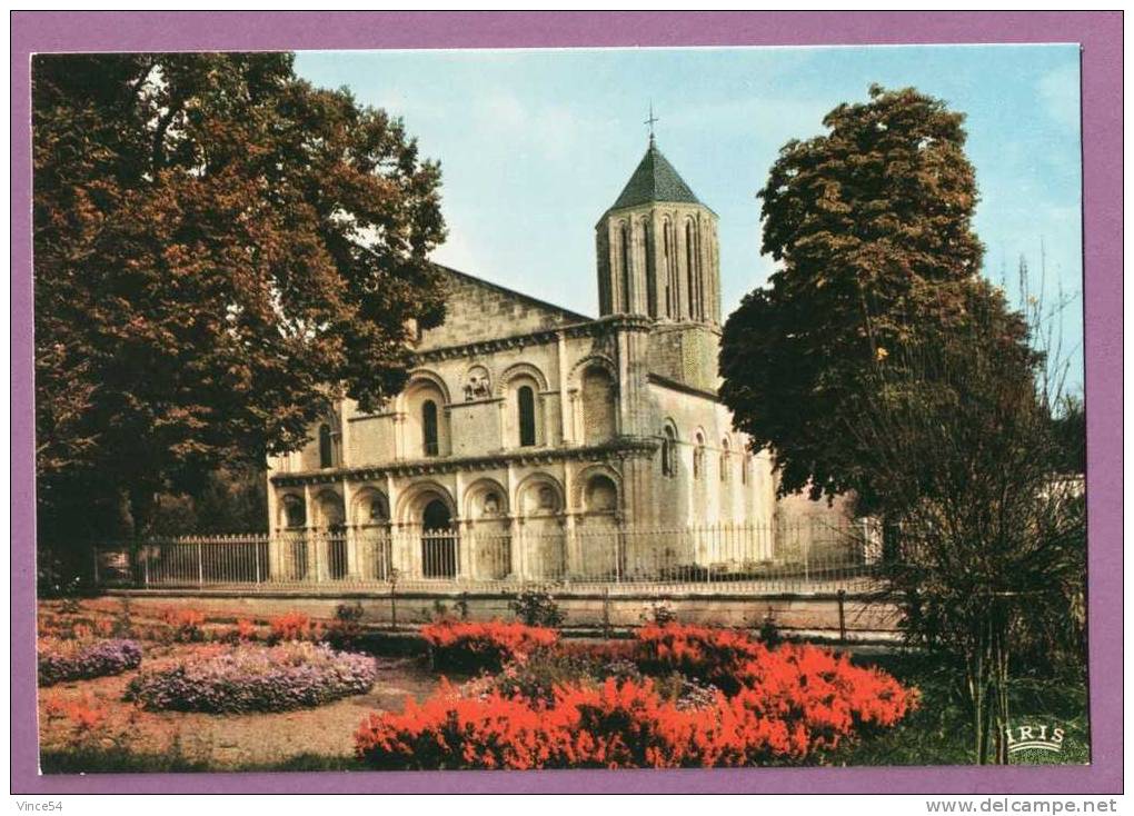 SURGERES  -  L´Eglise Notre-Dame - Façade Romane Du XIIème Siècle - Surgères