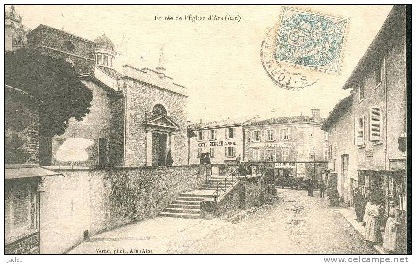 ENTREE DE L'EGLISE D'ARS ET SA RUE ANIMEE REF / 4909 - Ars-sur-Formans