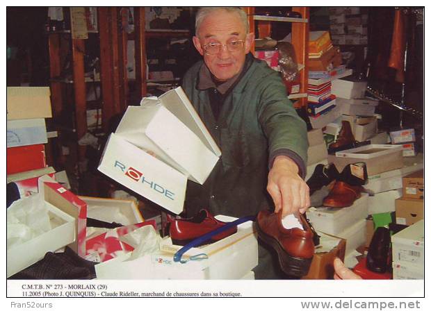 Morlaix Finistère M. Rideller Marchand De Chaussures Dans Sa Boutique - Marchands