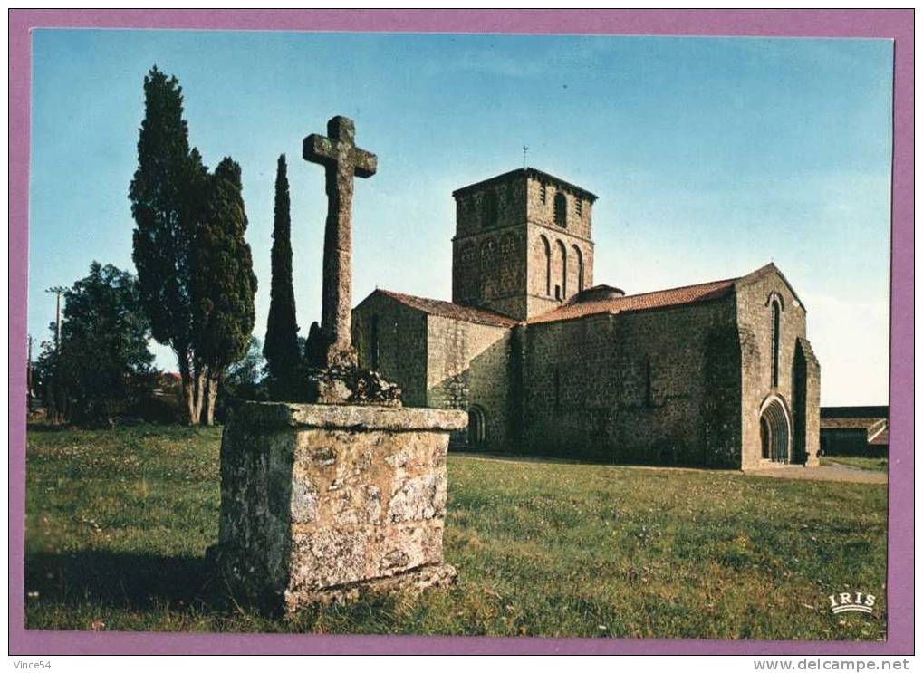 POUZAUGES  -  Eglise Du XIIIème Siècle - Pouzauges