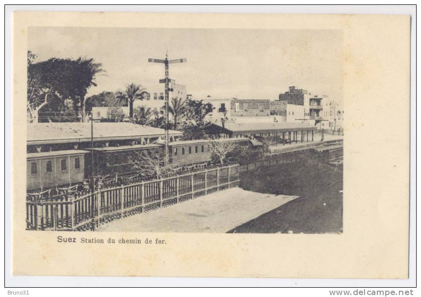 SUEZ : Station Du Chemin De Fer . Train Et Wagons En Gare . - Suez