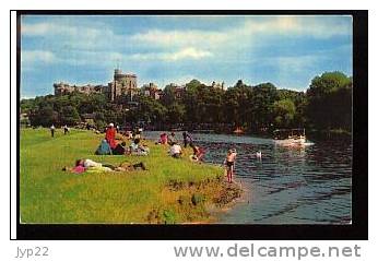 Jolie CP Animée Angleterre The Castle From The Thames Windsor - Neuve - Windsor Castle