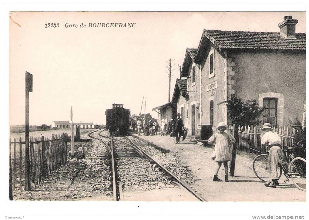 17 - Gare De BOURCEFRANC -  Animée - Le Train Est Sur Le Départ - Marennes