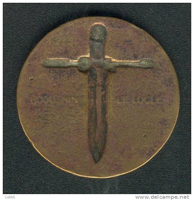 Medaille Bronze 1-8-1940 Huguenin Le Locle Au Dos Dague Formant Croix Femme & Enfant Sur Fond De Troupes ???? - Frankrijk