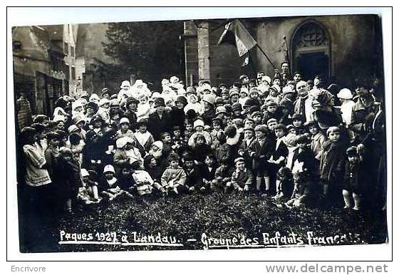 Cpa Carte Photo LANDAU Groupe D'ENFANTS FRANCAIS  Eglise Pretre Drapeau Paques 1927 - Landau