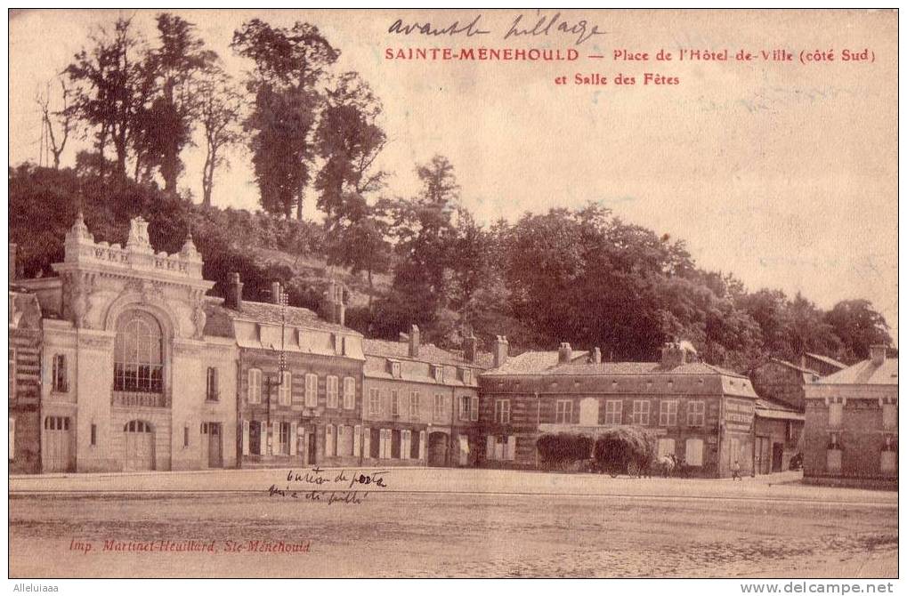 CPA Belle Carte SAINTE-MENEHOULD - Place De L'Hôtel De Ville Et Salle Des Fêtes  -  Animée - Sainte-Menehould