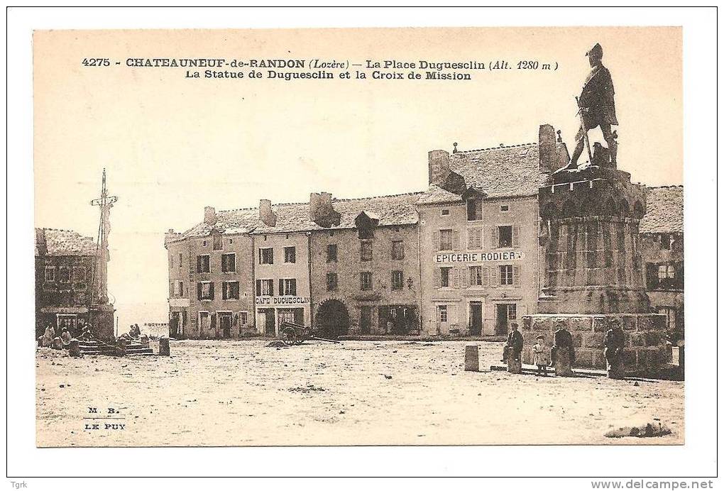 La Place DUGUESCLIN  La Statue Et La Croix De Mission Châteuneuf De Randon - Chateauneuf De Randon