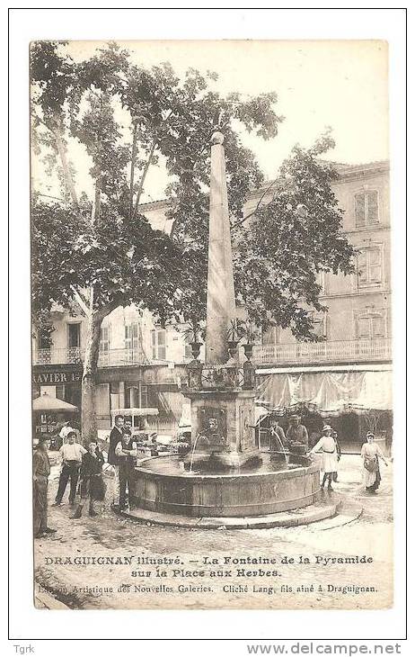 DRAGUIGNAN        La Fontaine De La Pyramide Sur La Place Aux Herbes - Draguignan