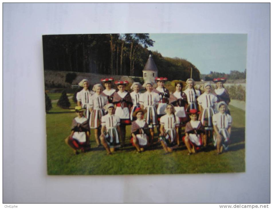 REUGNY / FOLK DANSE DANS LES JARDINS DU CHATEAU DE LA COTE - Reugny