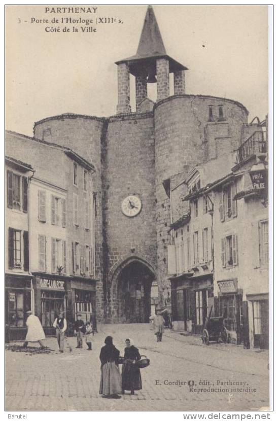 PARTHENAY - Porte De L´Horloge, Côté De La Ville - Parthenay