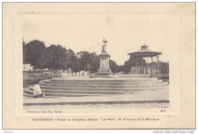 PARTHENAY - Place Du Drapeau. Statue "Le Pain", Et Kiosque De La Musique - Parthenay