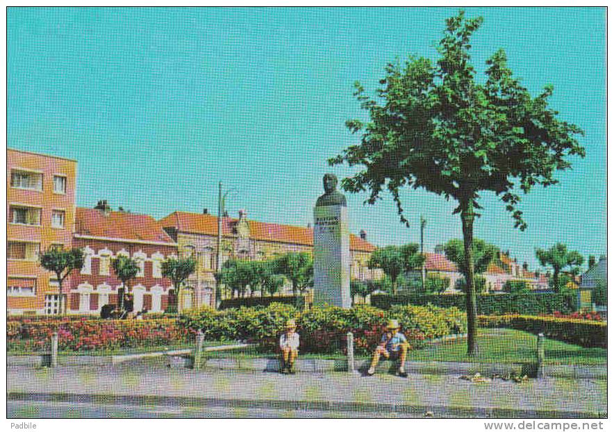 Carte Postale 59. Coudekerque-Branche Prés De Dunkerque Place De La République  Trés  Beau Plan - Coudekerque Branche