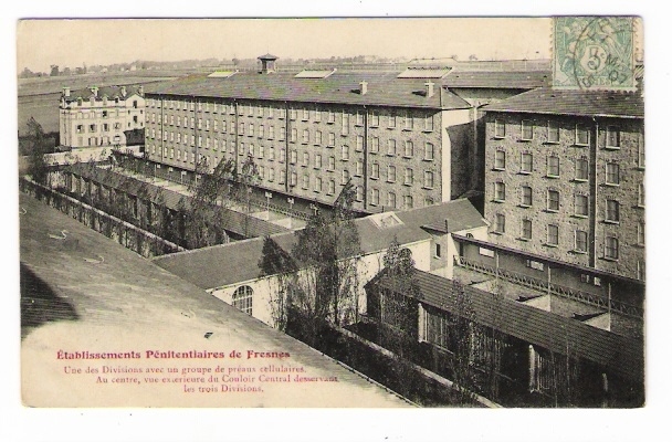 FRESNES / ETABLISSEMENTS  PENITENTIAIRES  DE  FRESNES / UNE  DES  DIVISIONS  AVEC  UN  GROUPE  DE  PREAUX  CELLULAIRES - Fresnes