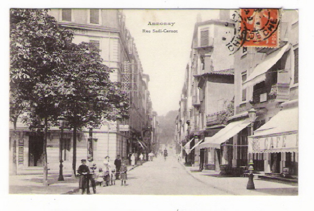 ARDÈCHE / ANNONAY / RUE  SADI - CARNOT  ( Belle Animation Devant L´ HÔTEL  DU  MIDI  ! )/ Cliché Des NOUVELLES  GALERIES - Annonay