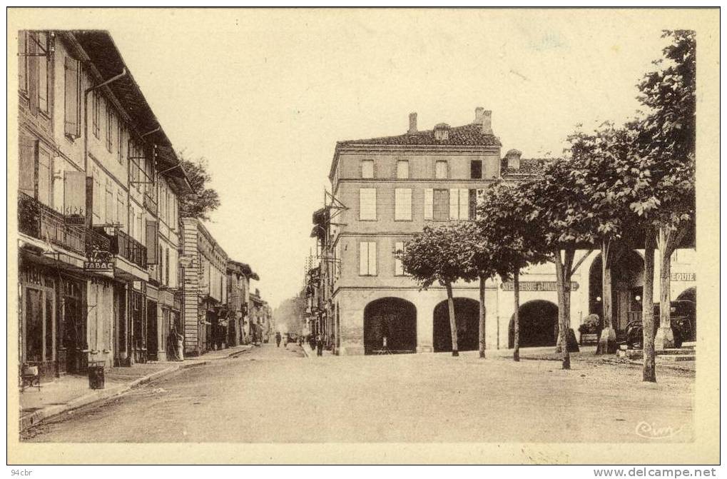 CPA (82)BEAUMONT DE LOMAGNE      Place Principale Et Rue De La Republique - Beaumont De Lomagne