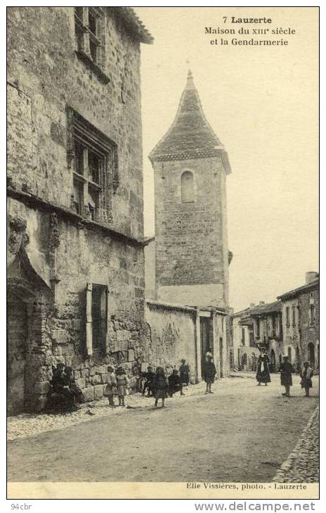 CPA (82)   LAUZERTE Maison Du 13e Siecle Et La Gandarmerie - Lauzerte