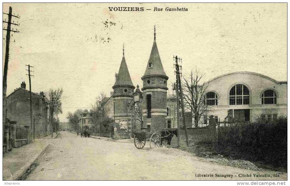 CPA 08 : VOUZIERS Rue Gambetta Avec Attelage  A VOIR  !!!!!!! - Vouziers