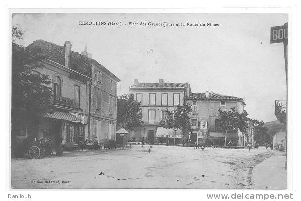 30 /FL/ REMOULINS, Place Des Grands Jours Et Route De Nimes, Ed Balazard (REMOULEUR Sur La Gauche) - Remoulins