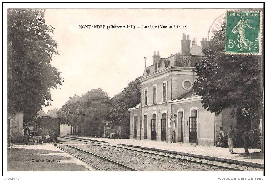 17 - MONTENDRE  -  La Gare ( Vue Intérieure) - Train Prêt Au Départ - Montendre