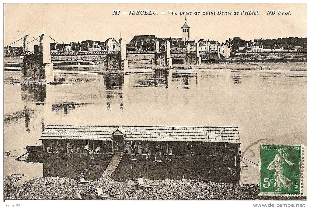 Jargeau - Vue Prise De St Denis De L´Hotel ( Bateau Lavoir Au Premier Plan ) - Jargeau