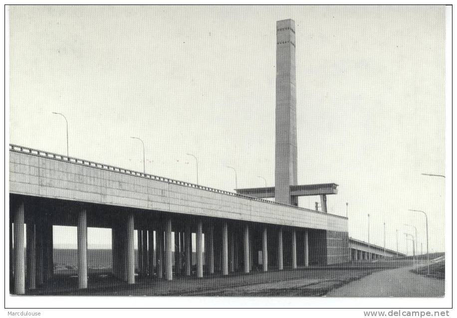 Ronquières (Braine-le-Comte). La Tour Et Le Pont-canal Du Plan Incliné. De Toren En De Kanaal-brug Van Het Hellend Vlak. - Braine-le-Comte