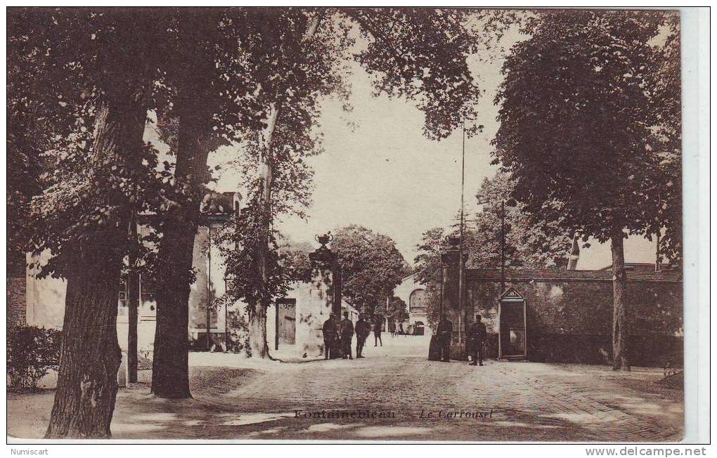 SUPERBE CPA..DE..FONTAINEBLEAU..ANIMEE..BELLE VUE DE LA CASERNE "LE CAROUSSEL".. - Fontainebleau