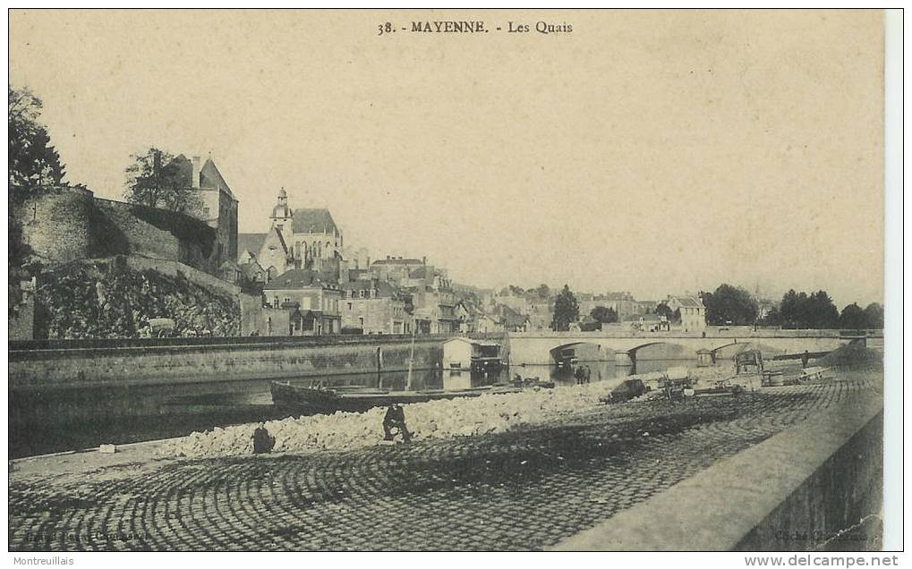 Mayenne, Les Quais, Timbrée Et écrite, N° 38, Petit Pli Angle Droit Bas - Mayenne