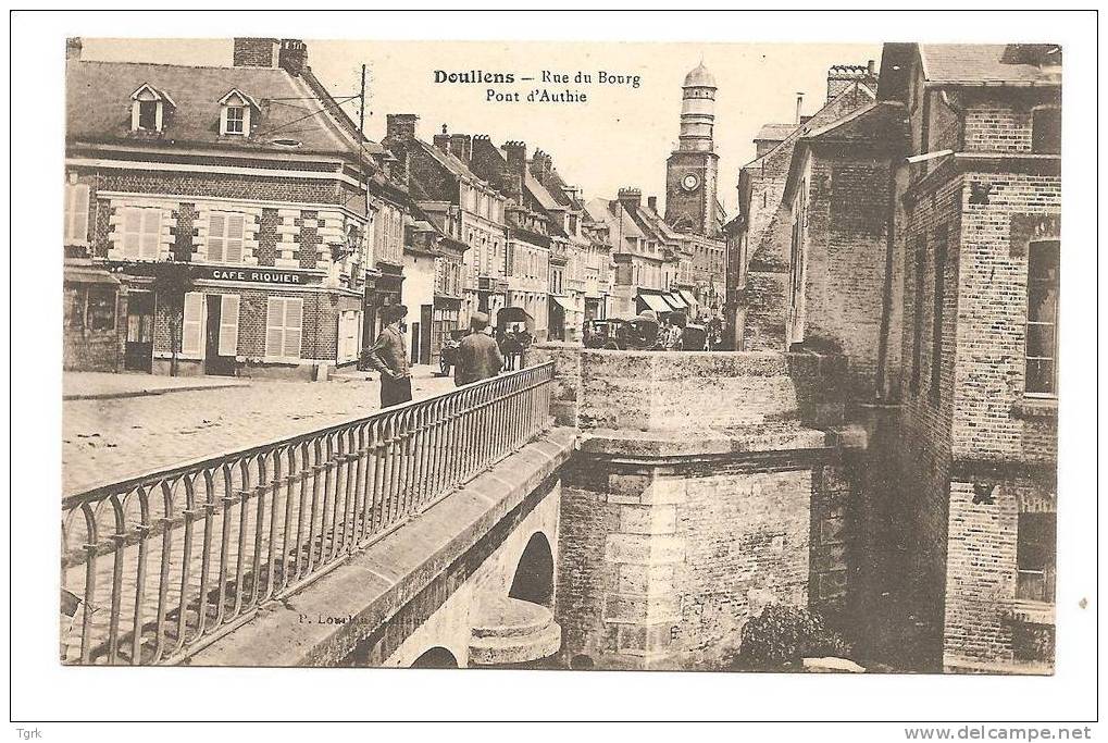 Doullens La Rue Du Bourg Et Le Pont D'authie  + Café RIQUIER - Doullens