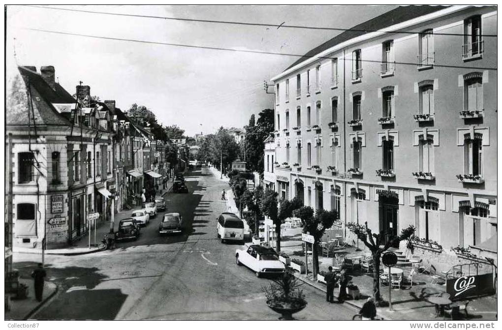 86 - VIENNE - LA ROCHE POSAY - COUR PASTEUR- CITROEN DS - PEUGEOT 203 - RENAULT DAUPHINE - POMPE à ESSENCE - VOIR DETAIL - La Roche Posay