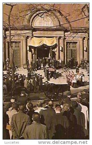 HOMAGE TO PRESIDENT JOHN FITZGERALD KENNEDY.A MILITARY HONOR GUARD CARRIES THE REMAINS ... - Présidents