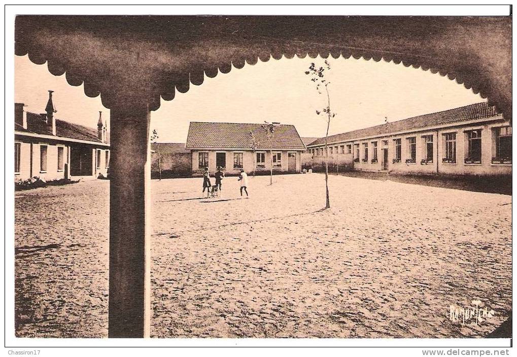 17 - BOURCEFRANC  -  Groupe Scoklaire   - Quelques Enfants Dans La Cour - Marennes